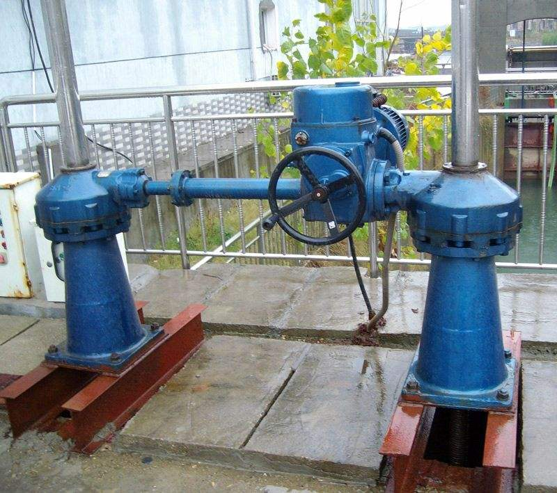 電動(dòng)雙吊點(diǎn)啟閉機(jī)